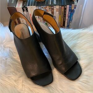 Johnston & Murphy Black Mules Sleek Design